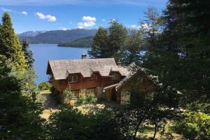 ビージャ・ラ・アンゴストゥーラにあるNanihue Casa de Montaña con vista al Lagoの湖の景色を望むログキャビン