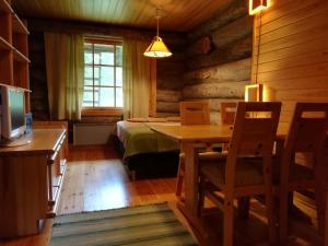 um quarto com uma mesa e uma cama num quarto em Kelo Seasons Winter em Luosto