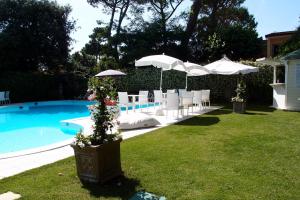 Bazén v ubytování JR Resort Logos Forte dei Marmi nebo v jeho okolí