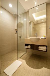 Koupelna v ubytování Grand Soll Marina Hotel