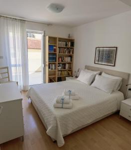 una camera da letto con un letto con due asciugamani sopra di ARIA apartment with beautiful terrace with sea & park view a Novigrad Istria