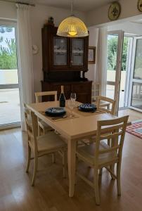una sala da pranzo con tavolo e sedie e una sala da pranzo di ARIA apartment with beautiful terrace with sea & park view a Novigrad Istria