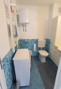 un bagno con lavandino e WC di ARIA apartment with beautiful terrace with sea & park view a Novigrad Istria Altre 28 foto