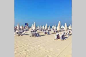 een groep stoelen en parasols op een strand bij Fun in the Sun in Golem