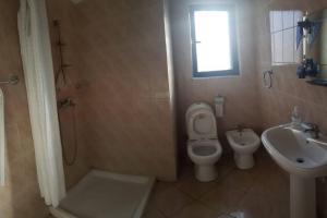 een badkamer met een toilet en een wastafel bij Fun in the Sun in Golem