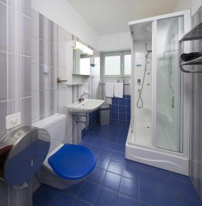 W łazience znajduje się umywalka i prysznic. w obiekcie Unione w mieście Gordevio