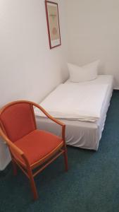 
Ein Bett oder Betten in einem Zimmer der Unterkunft Adler-Hotel Delitzsch
