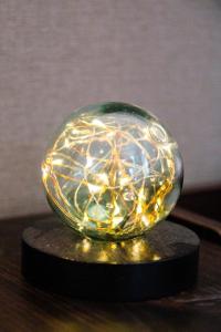 una bola de cristal con luces en la parte superior de una mesa en Otaru Village - Vacation STAY 84437 en Otaru