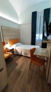 a bedroom with a bed and a table and chairs at Hotel Balneario El Raposo in Puebla de Sancho Pérez