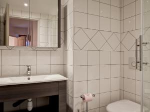 La salle de bains est pourvue d'un lavabo, de toilettes et d'un miroir. dans l'établissement Appartement Brides-les-Bains, 4 pièces, 6 personnes - FR-1-512-138, à Brides-les-Bains