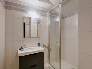 een badkamer met een wastafel en een douche bij Appartement Brides-les-Bains, 3 pièces, 7 personnes - FR-1-512-236 in Brides-les-Bains