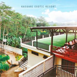 una vista dal balcone del resort kishi equivocate di Kasuari Exotic Resort Magelang a Magelang