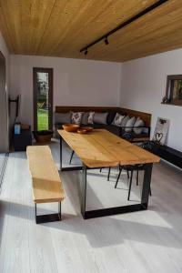 una gran mesa de madera en una sala de estar con sofá en Chalet Seebauer, en Neunburg vorm Wald