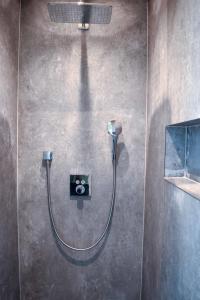 un bagno con doccia e tubo di Chalet Seebauer a Neunburg vorm Wald