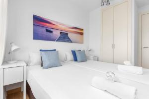 Cama o camas de una habitación en Lodging Apartments Fira-Barcelona 2 double bedroom w parking