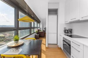 ครัวหรือมุมครัวของ Lodging Apartments Fira-Barcelona 2 double bedroom w parking