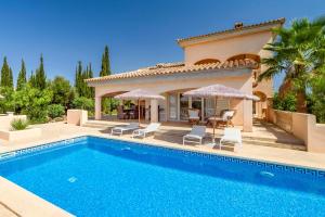 willa z basenem i domem w obiekcie Villa Turo del Sol w mieście Cala Murada