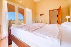Łóżko lub łóżka w pokoju w obiekcie Villa Turo del Sol