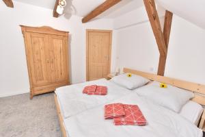 Un dormitorio con una cama con dos toallas encima. en Biohof Seifert, en Kurort Altenberg