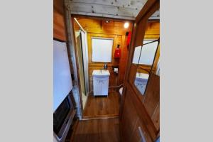 TV a/nebo společenská místnost v ubytování Autarkes Tiny House mit Rheinblick