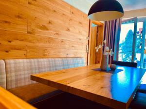 Posezení v ubytování Biancas Luxury Apartment close Ischgl Spa & Pool ganze Ferienwohnung