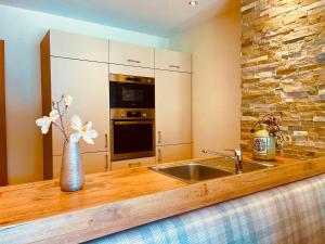Kuchyň nebo kuchyňský kout v ubytování Biancas Luxury Apartment close Ischgl Spa & Pool ganze Ferienwohnung