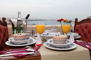 una mesa con platos y vasos de zumo de naranja en Lir Residence Suites LONG STAY, en Estambul