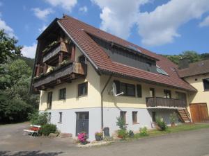 - un bâtiment avec des balcons sur le côté dans l'établissement Ferienwohnungen Schwabenhof, à Schramberg