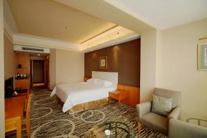 Łóżko lub łóżka w pokoju w obiekcie Baiyun Hotel Guangzhou