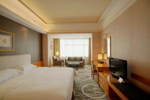 Łóżko lub łóżka w pokoju w obiekcie Baiyun Hotel Guangzhou