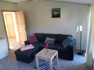 A seating area at Vibereden