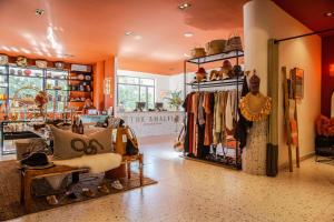 una tienda con mucha ropa en exhibición en The Amalfi Boutique Hotel en Ciudad del Cabo