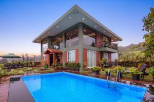 Kolam renang di atau dekat dengan Status Villa by StayVista - Valleys view, Traditional-modern blend interiors, Private plunge pool & Gazebo