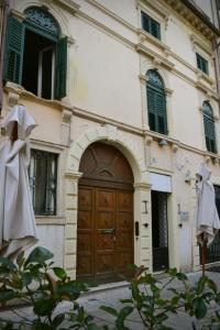 un edificio con una puerta de madera delante de él en Gabrielli Rooms et Apartments Sant Antonio alloggio 4 M0230914084 en Verona
