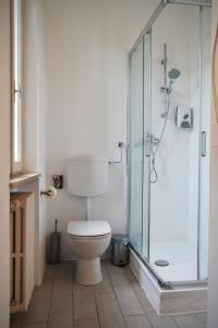 ein Bad mit einem WC und einer Glasdusche in der Unterkunft Gabrielli Rooms et Apartments Sant Antonio alloggio 4 M0230914084 in Verona