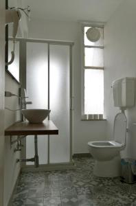 ein Bad mit einem Waschbecken und einem WC in der Unterkunft Gabrielli Rooms et Apartments Sant Antonio alloggio 4 M0230914084 in Verona