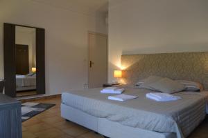 Una cama o camas en una habitación de Gabrielli Rooms et Apartments Sant Antonio alloggio 4 M0230914084
