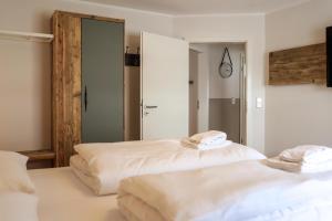 two beds sitting next to each other in a bedroom at Smart Resorts Topas 301 in Winterberg