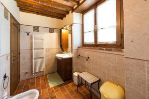 a bathroom with a sink and a toilet at Casale Vacanze Il Granaio in Cortona +30 photos