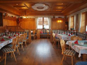 ein Restaurant mit Tischen und Stühlen in einem Zimmer in der Unterkunft Gästehaus Watzmannblick in Bischofswiesen