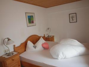 Ένα ή περισσότερα κρεβάτια σε δωμάτιο στο Gästehaus Watzmannblick