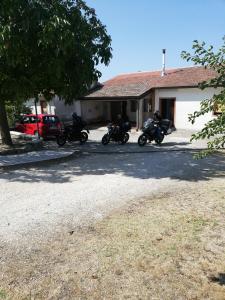 un gruppo di motocicli parcheggiato di fronte a un edificio di Bed and Breakfast "POGGIO MARANO" a San Bartolomeo in Galdo