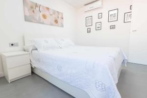 ムルシアにあるApartamento Céntrico Salzilloの白いベッドルーム(白いシーツ付きのベッド1台付)
