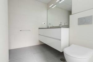 ムルシアにあるApartamento Céntrico Salzilloのトイレと洗面台を備えた白いバスルーム +37枚の写真
