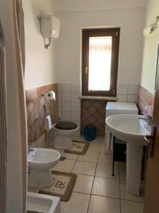 baño con 2 lavabos, aseo y ventana en Villa Anna!, en Castrocielo