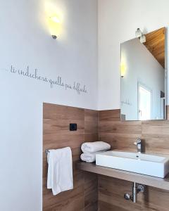a bathroom with a sink and a mirror at VillAlba Affittacamere in Camerano