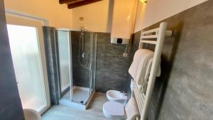 佛罗伦萨Corso Second Floor的带淋浴和卫生间的小浴室 更多27张照片