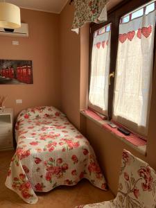 1 dormitorio con 1 cama y 2 ventanas en Villa Anna!, en Castrocielo