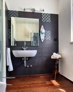 a bathroom with a sink and a mirror at VillAlba Affittacamere in Camerano