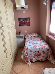 Dormitorio pequeño con cama y vestidor en Villa Anna!, en Castrocielo